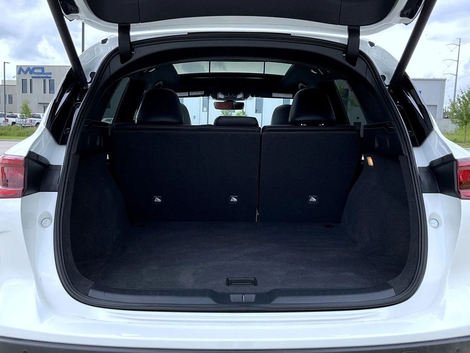 Used 2025 White INFINITI SPORT image 22
