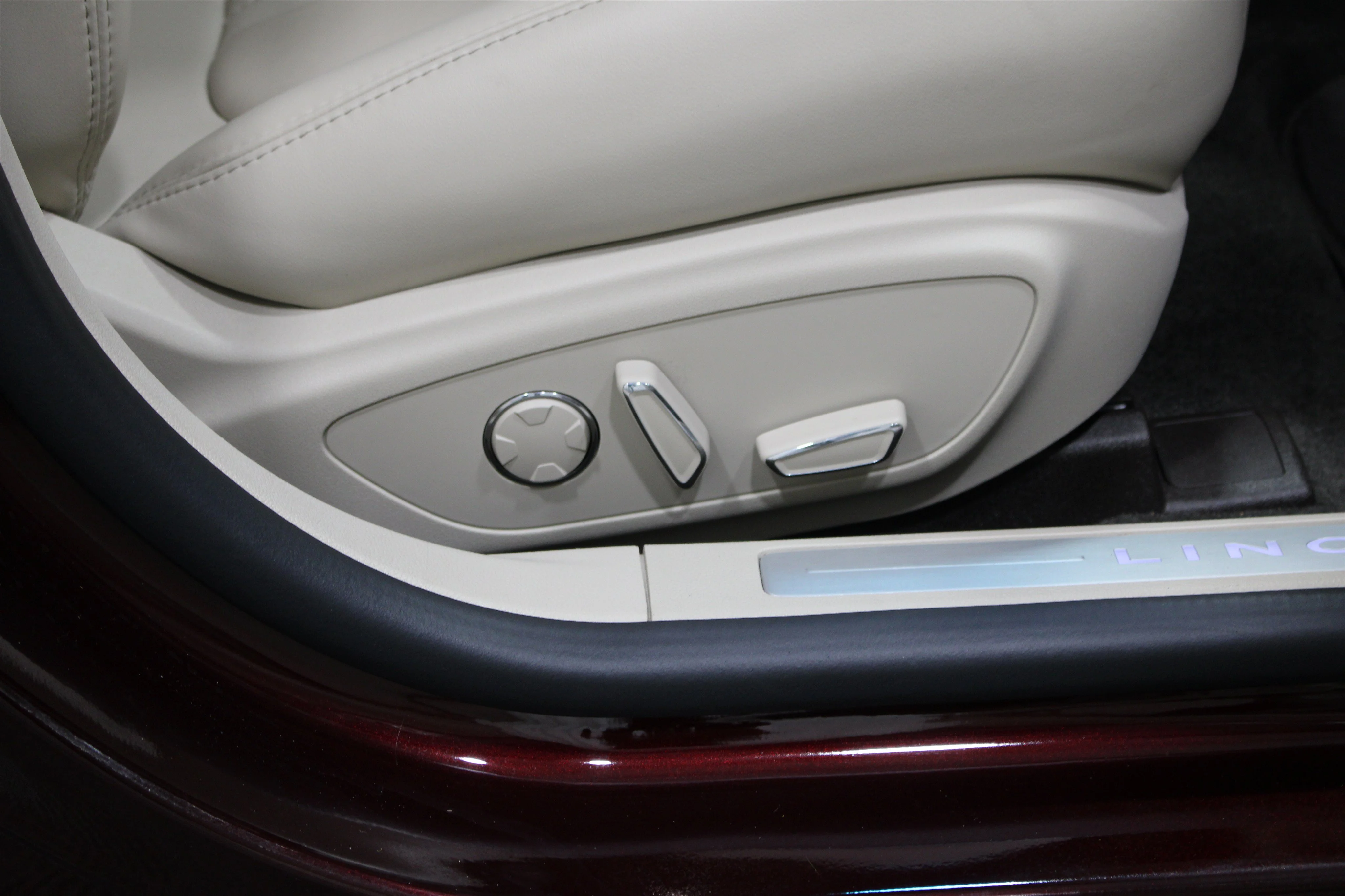 Used 2018 Burgundy Velvet Metallic Tinted Clearcoat Lincoln Select image 27