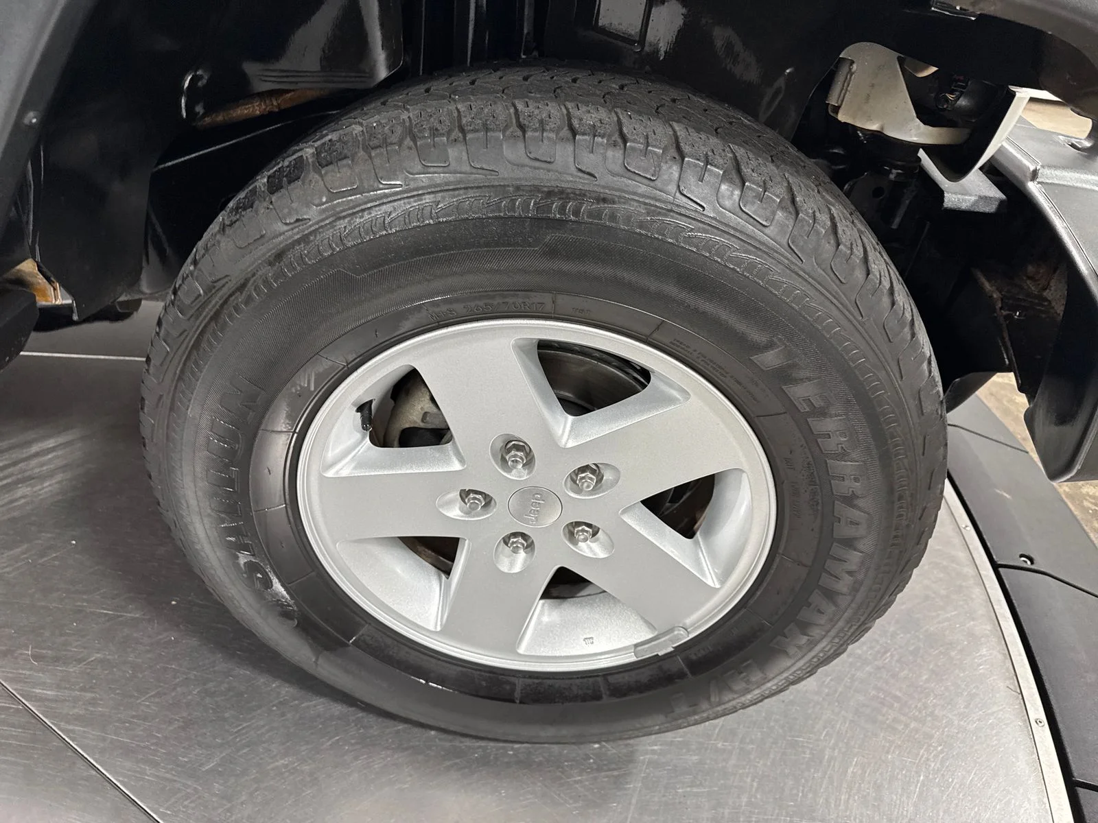 Used 2018 Bright White Clearcoat Jeep Unlimited Sport image 9