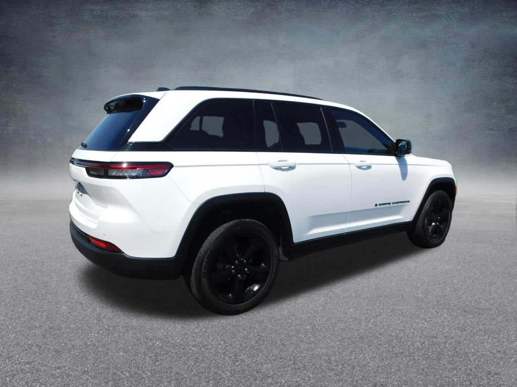 Used 2024 White Jeep Altitude image 3