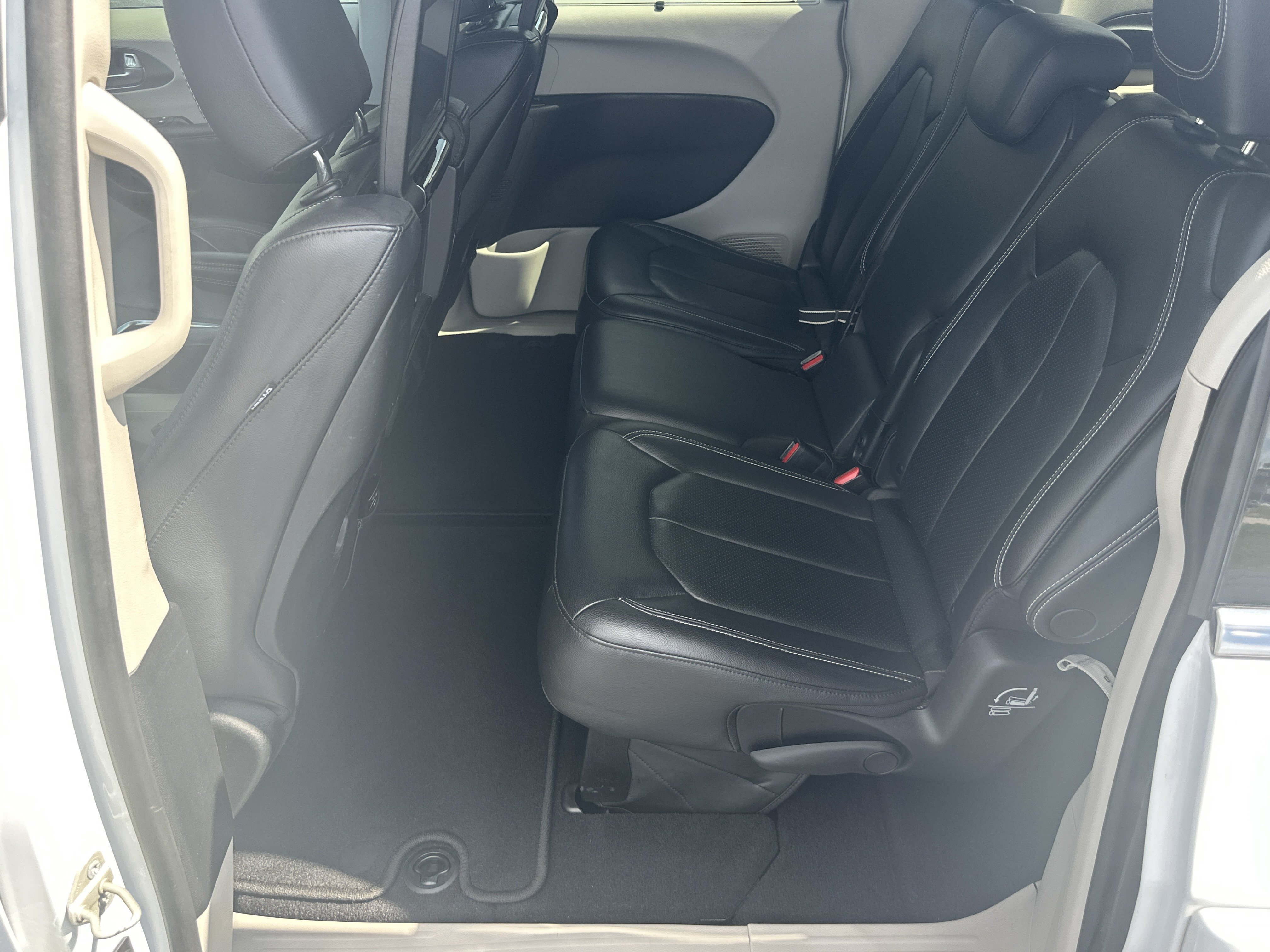 Used 2022 Bright White Clearcoat Chrysler Touring L image 21
