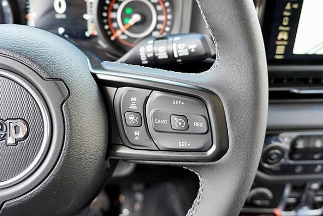 New 2026 Bright White Clear-Coat Exterior Paint Jeep Rubicon image 43