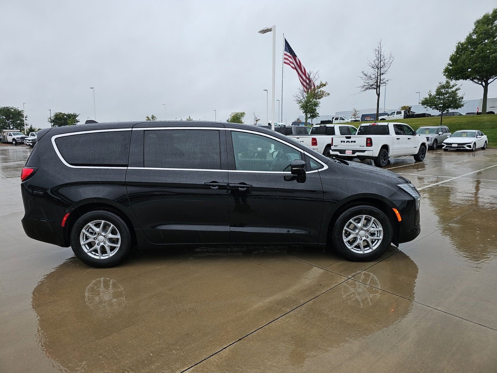 New 2027 Diamond Black Crystal Pearlcoat Chrysler Select image 6