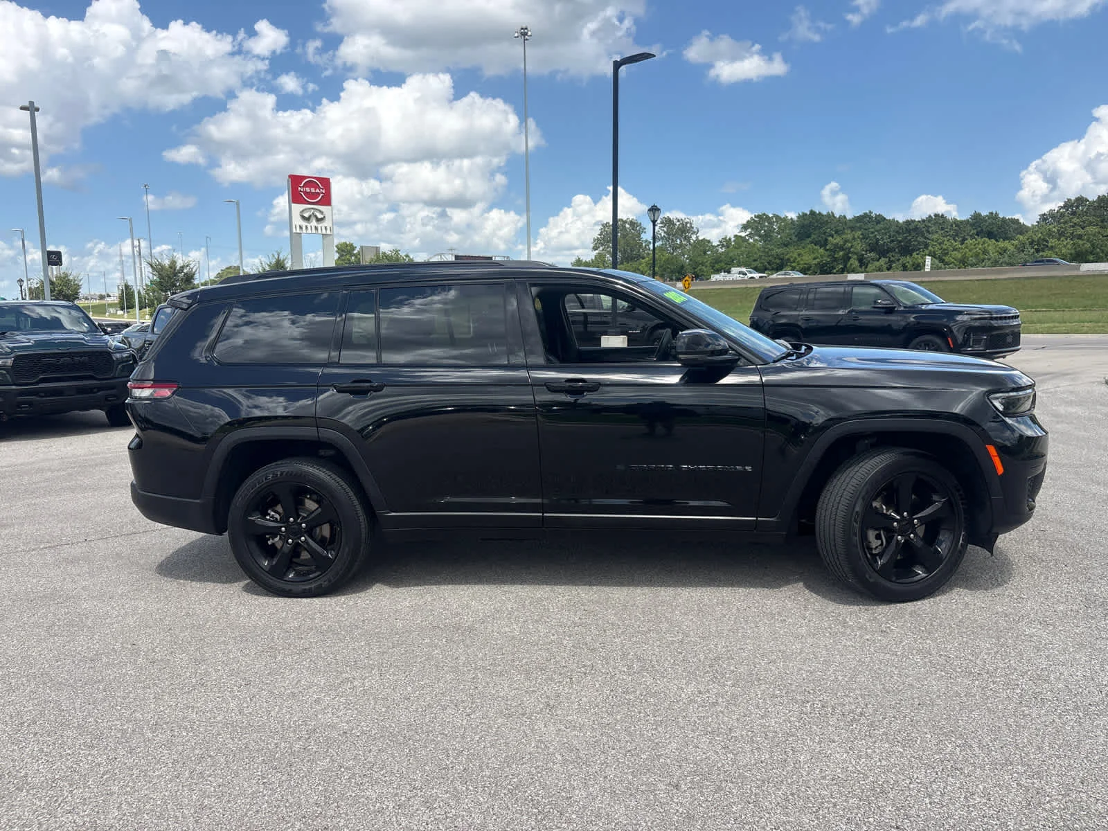 Used 2023 Diamond Black Crystal Pearlcoat Jeep Altitude X image 11