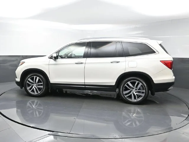 Used 2017 White Honda Touring image 4