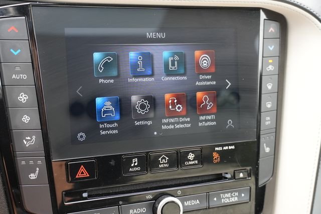 Used 2023 White INFINITI LUXE image 36