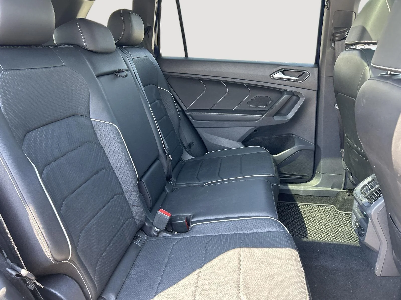 Used 2022  Volkswagen SEL R-Line image 16