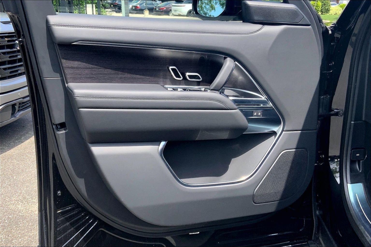New 2026 Santorini Black Land Rover SE LWB 7-Seats / V8 image 10