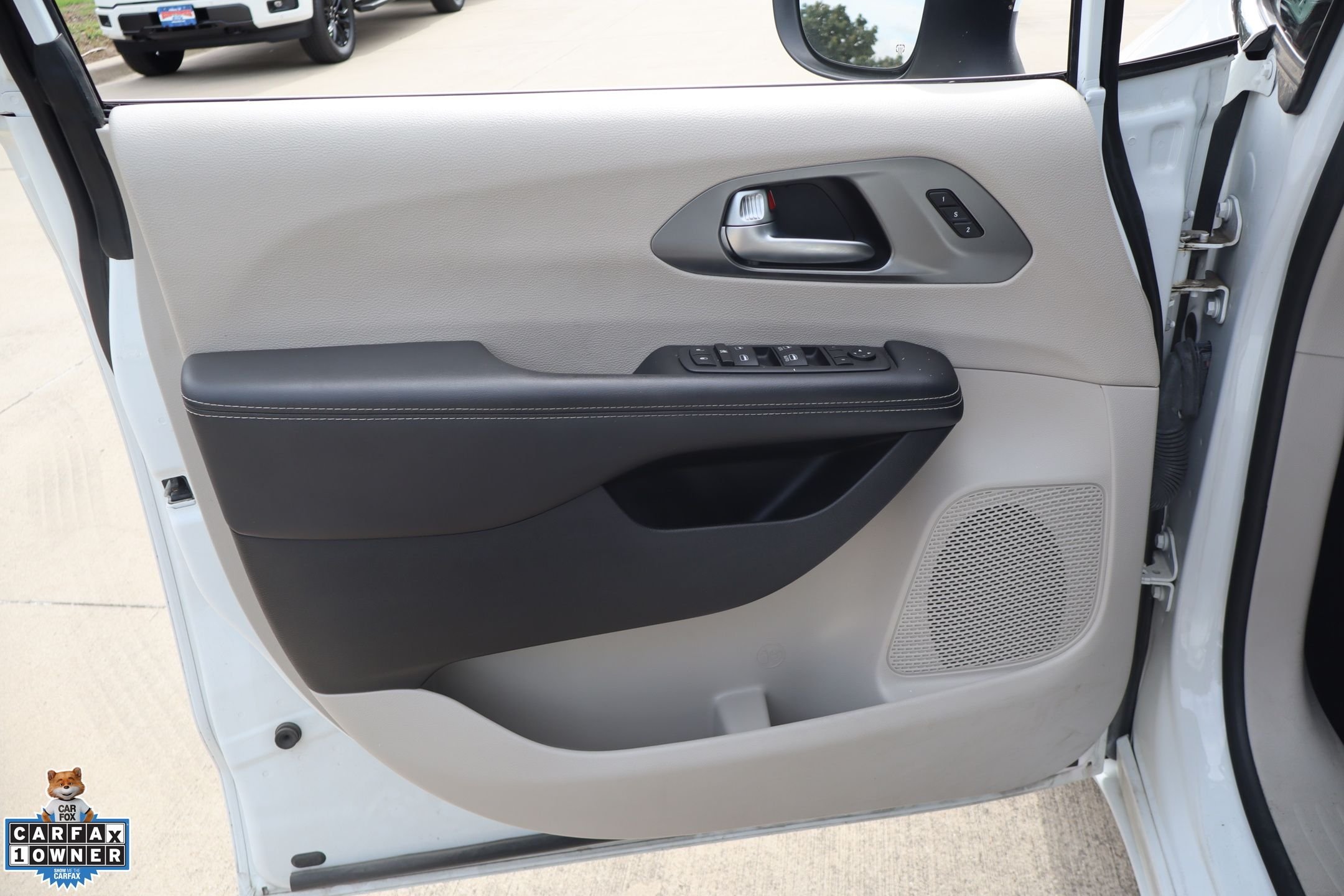 Used 2023 White Chrysler Touring L image 12