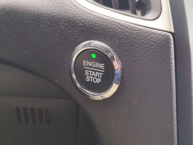Used 2024 Silver Ford SE image 25