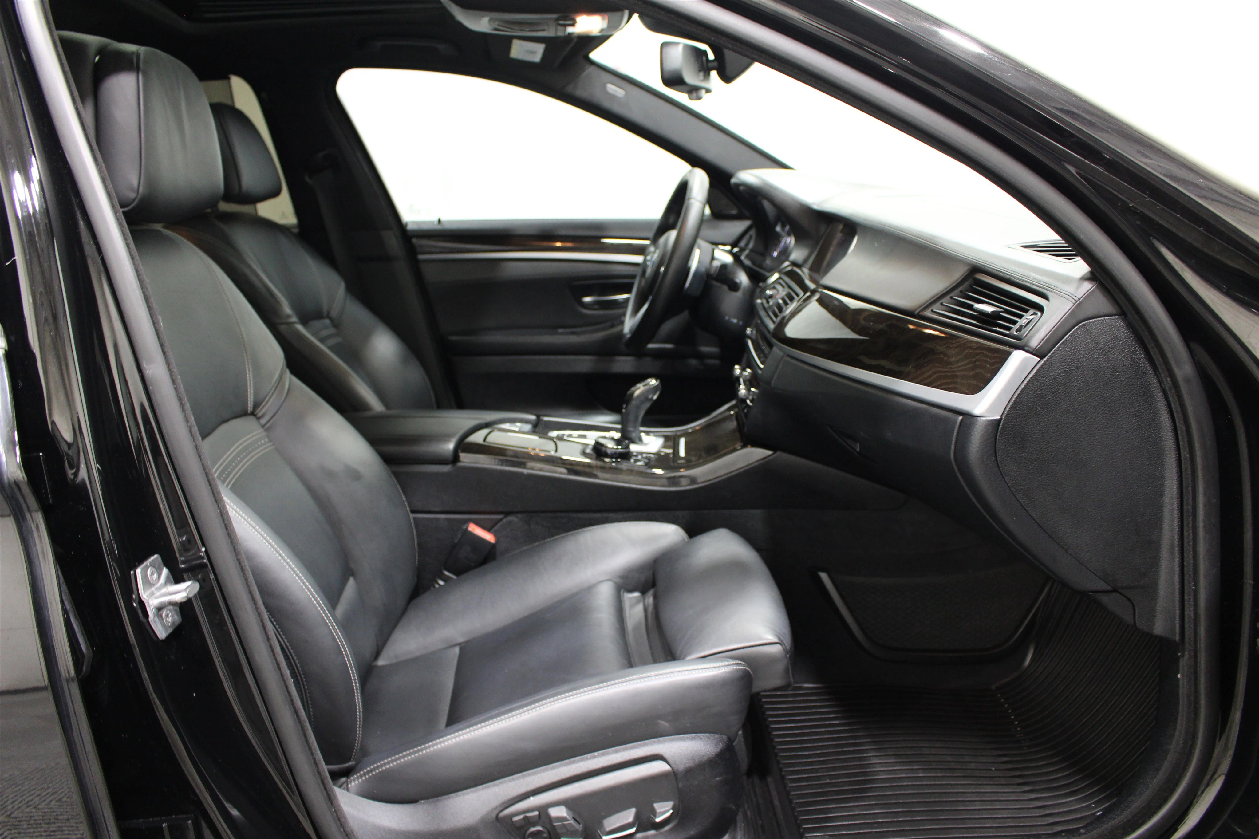 2016 BMW 5 Series 550i - Photo 27