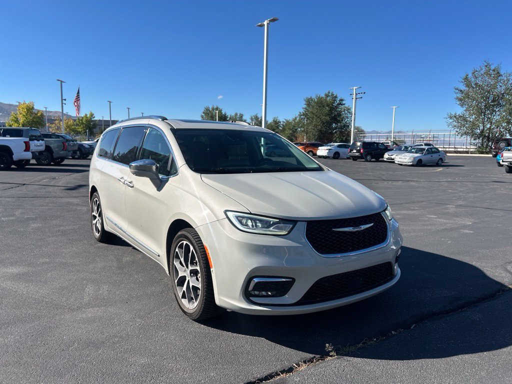 Used 2021 Luxury White Pearlcoat Chrysler Limited image 2