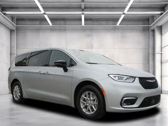 2026 Chrysler Pacifica Select's photo