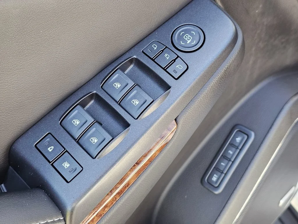 Used 2018 SUMMIT WHITE Chevrolet Premier image 26