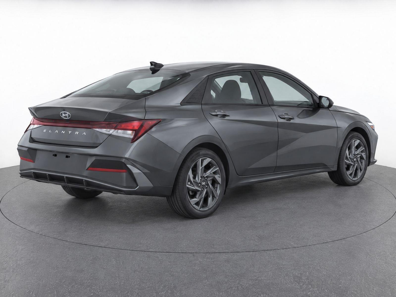 Used 2024 Amazon Gray Hyundai SEL image 4