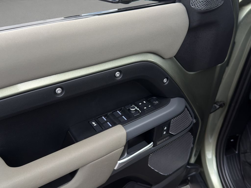 Used 2023  Land Rover X image 12