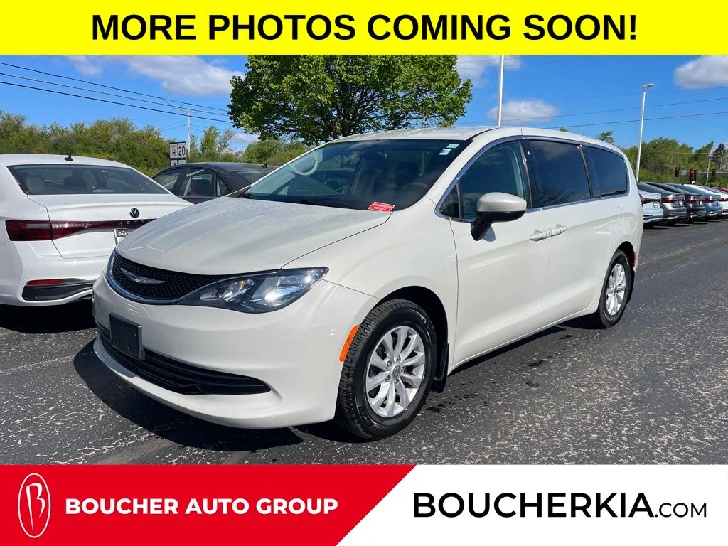 2017 Chrysler Pacifica Touring's photo