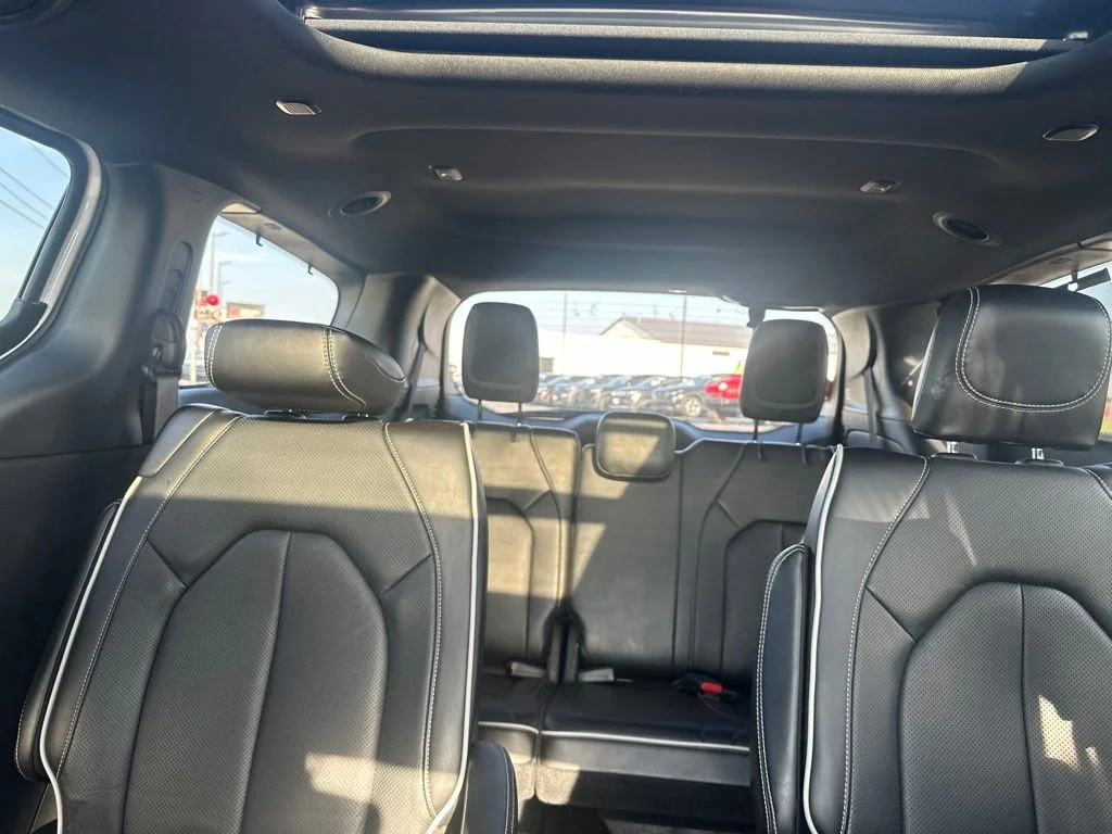 Used 2025 White Chrysler Limited image 41