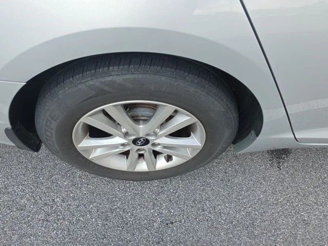 Used 2015 Silver Hyundai SE image 9