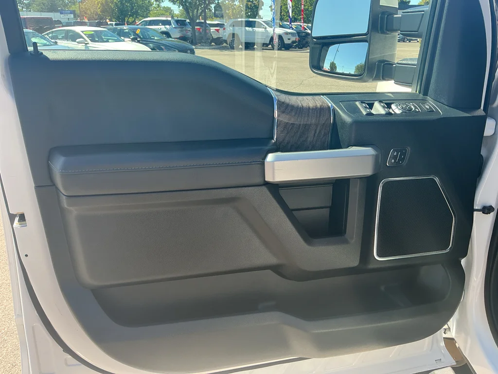 Used 2019 White Platinum Tri-Coat Metallic Ford LARIAT image 10