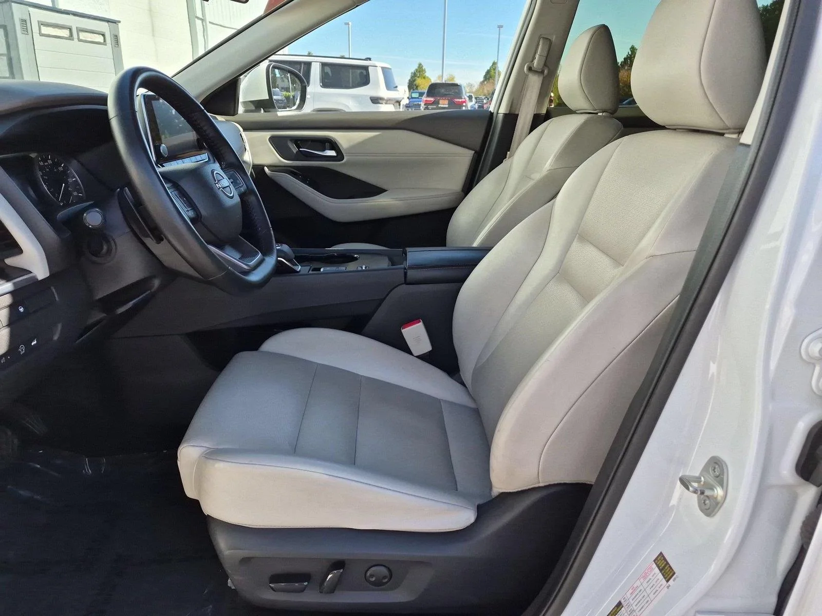 Used 2025 Everest White Pearl Nissan SV image 17