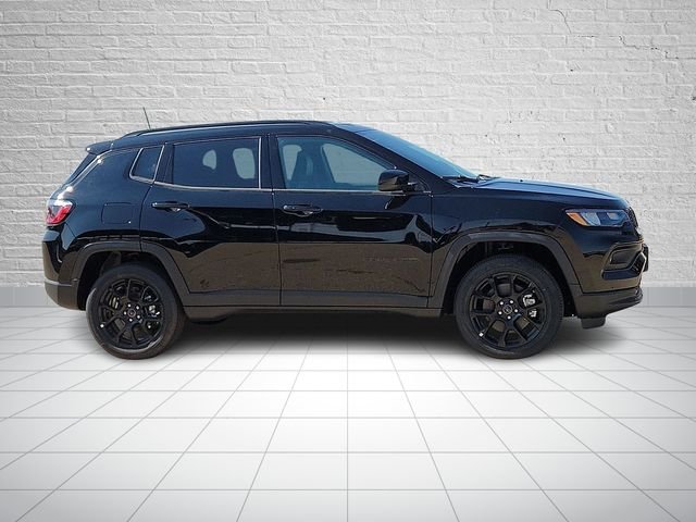 New 2026 Diamond Black Crystal Pearlcoat Jeep Latitude image 5