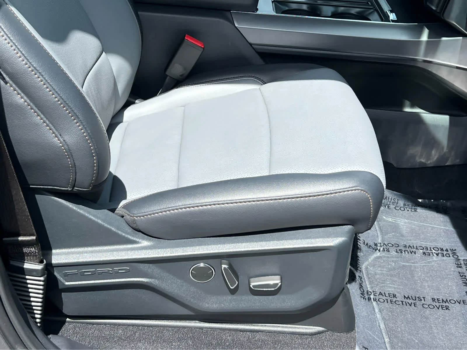 Used 2025 Light Blue Clearcoat Metallic Ford LARIAT image 18