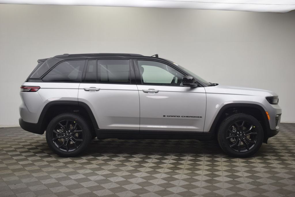 New 2025 Silver Zynith Exterior Paint Jeep Limited image 4