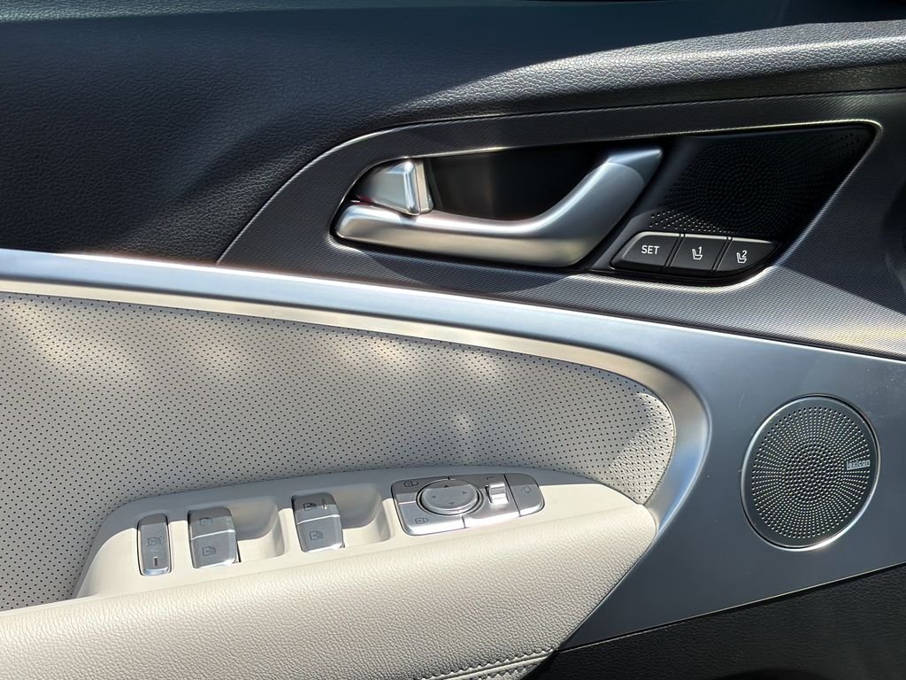 2025 GENESIS G70 Standard - Photo 12