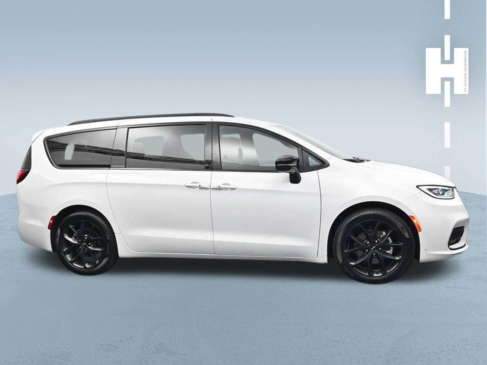 Used 2025 Bright White Clearcoat Chrysler Limited image 2