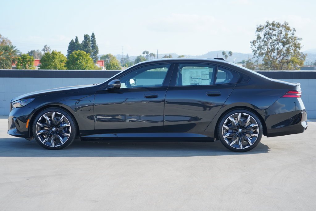 New 2027 Black Sapphire Metallic BMW 550e xDrive image 4