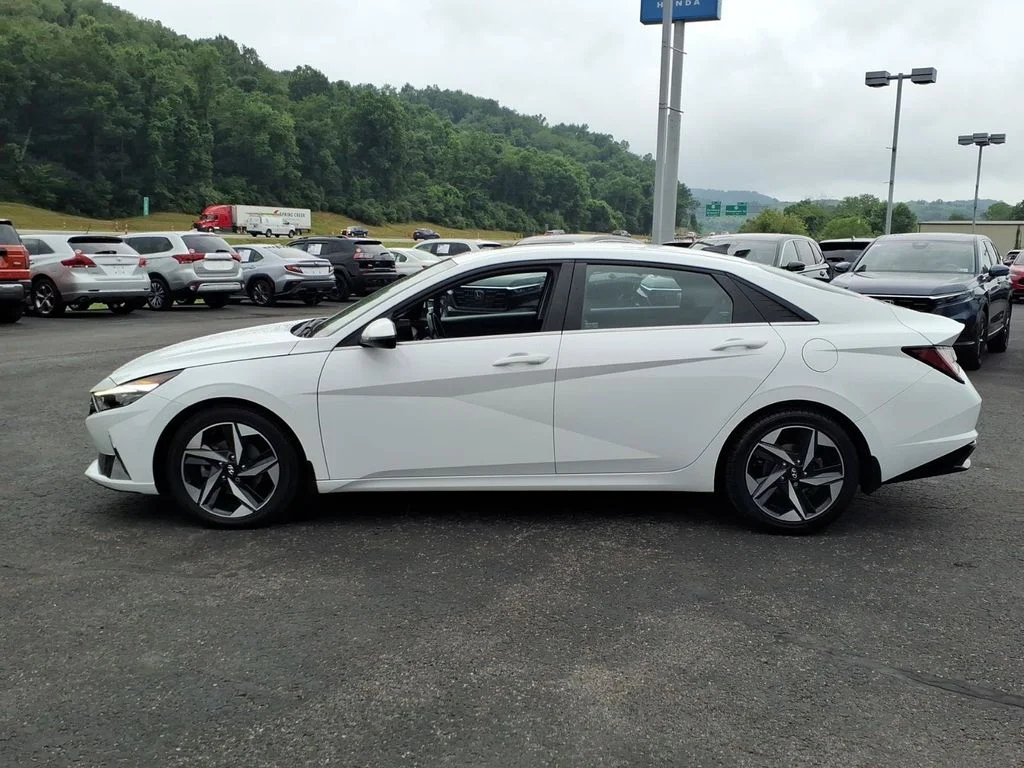 Used 2022 White Hyundai Limited image 4