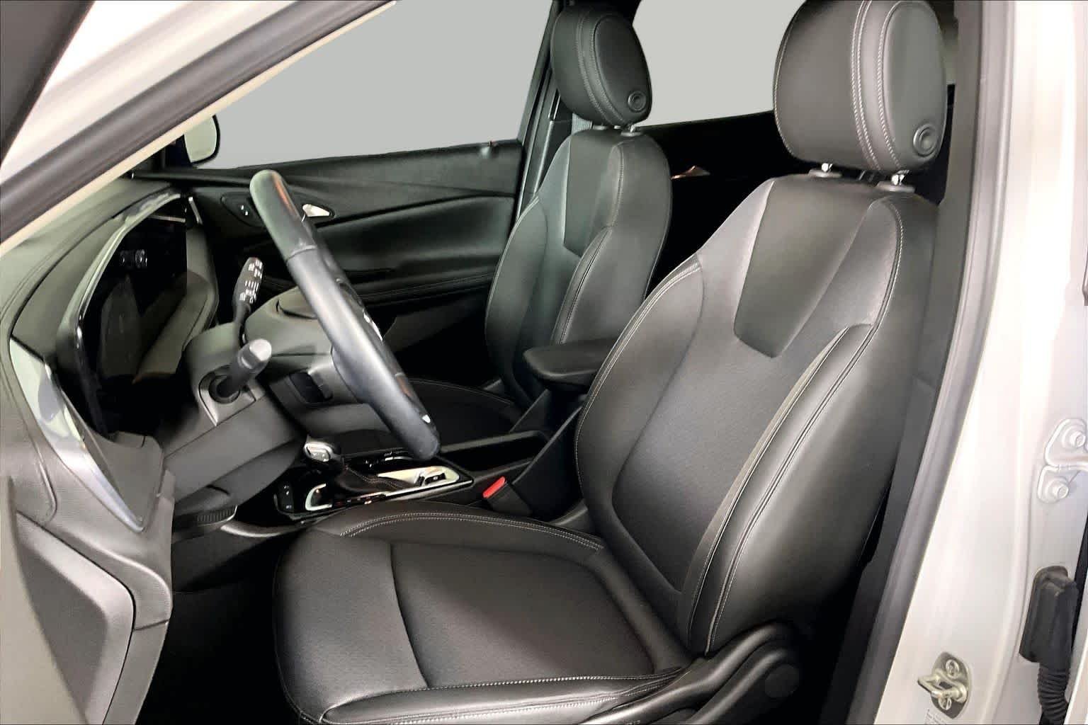 Used 2024 White Frost Tricoat Buick Preferred image 8