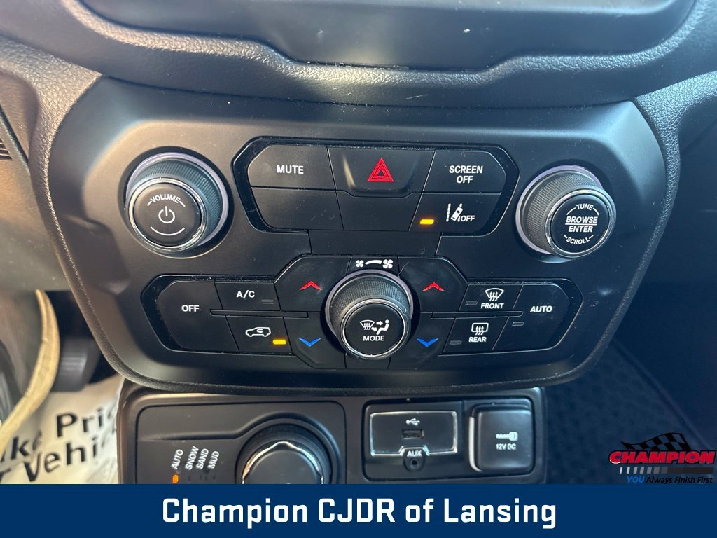 Used 2022  Jeep Latitude image 29