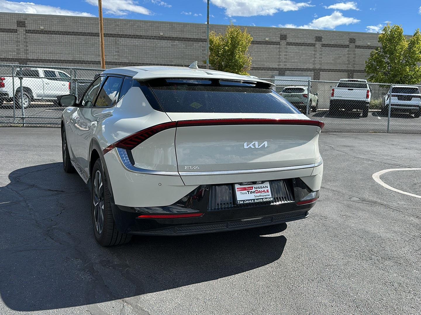 Used 2022 White Kia Wind image 16