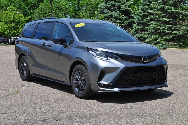 2026 Toyota Sienna XSE 7-Passenger Hybrid AWD's photo