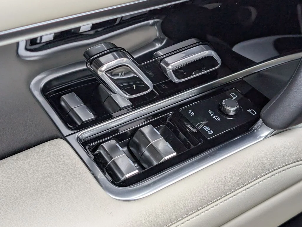 New 2026 Eiger Grey Land Rover SE image 23