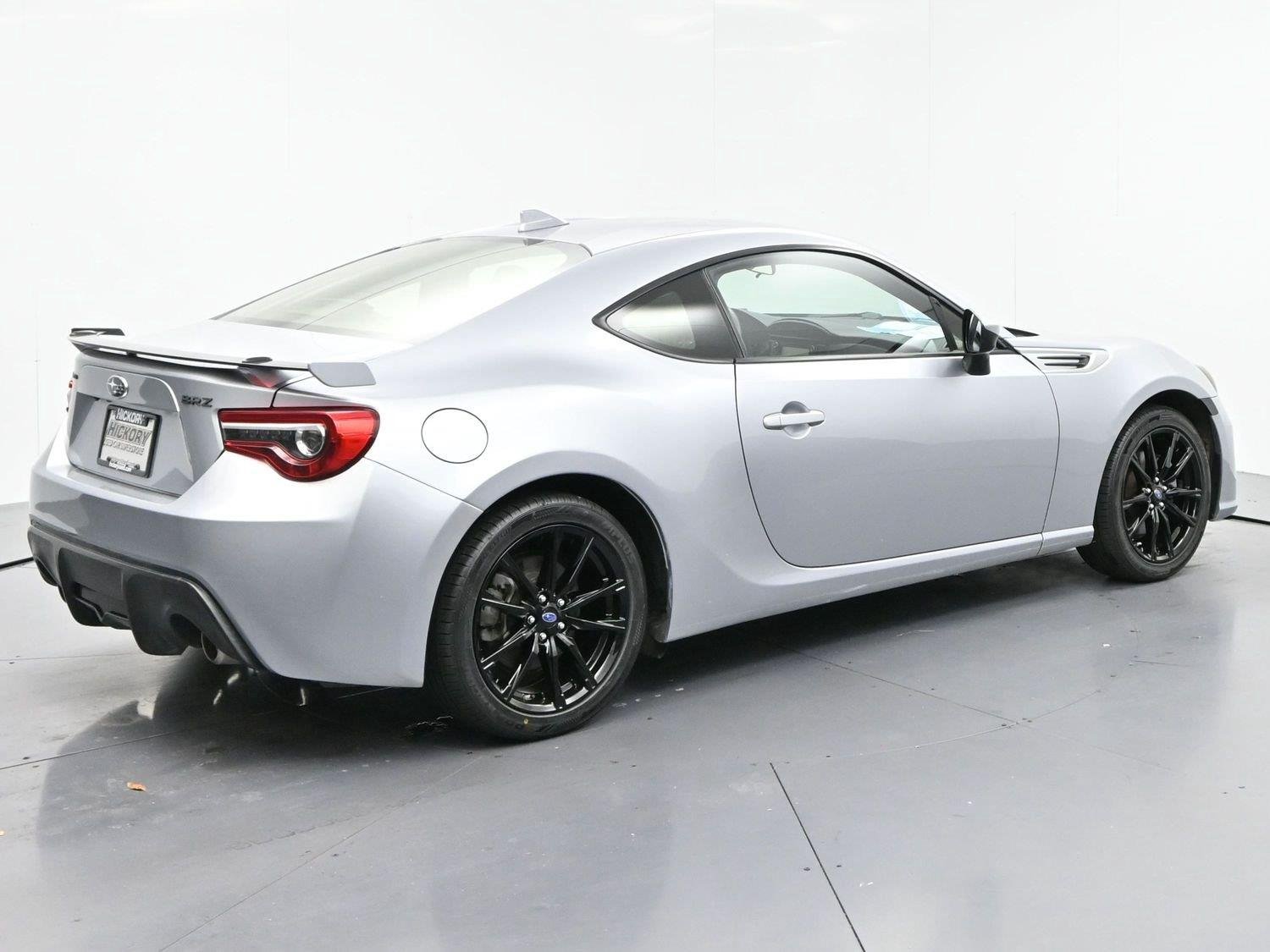 Used 2018  Subaru Premium image 7