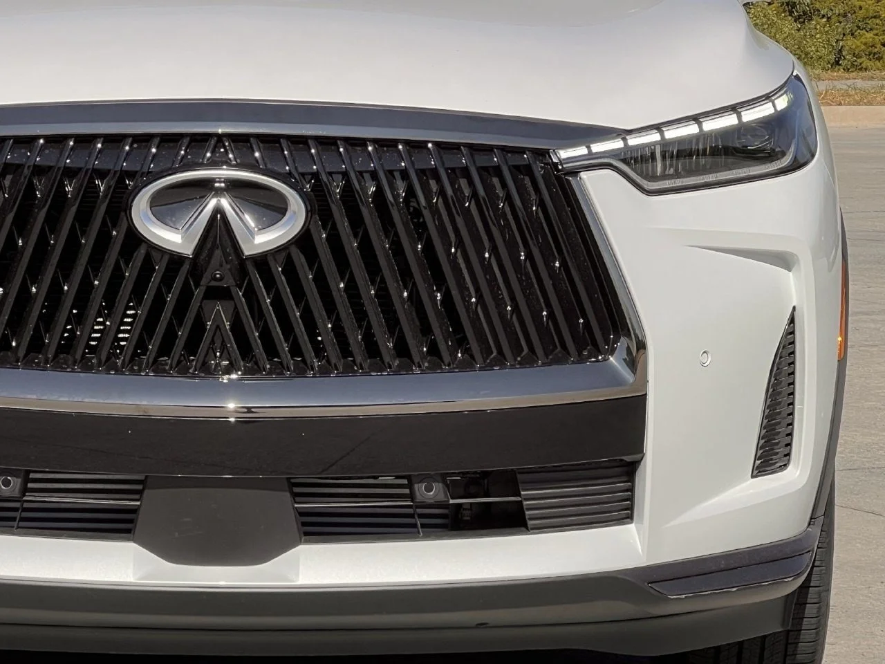 New 2027 2T RAD WHT INFINITI Autograph AWD image 38