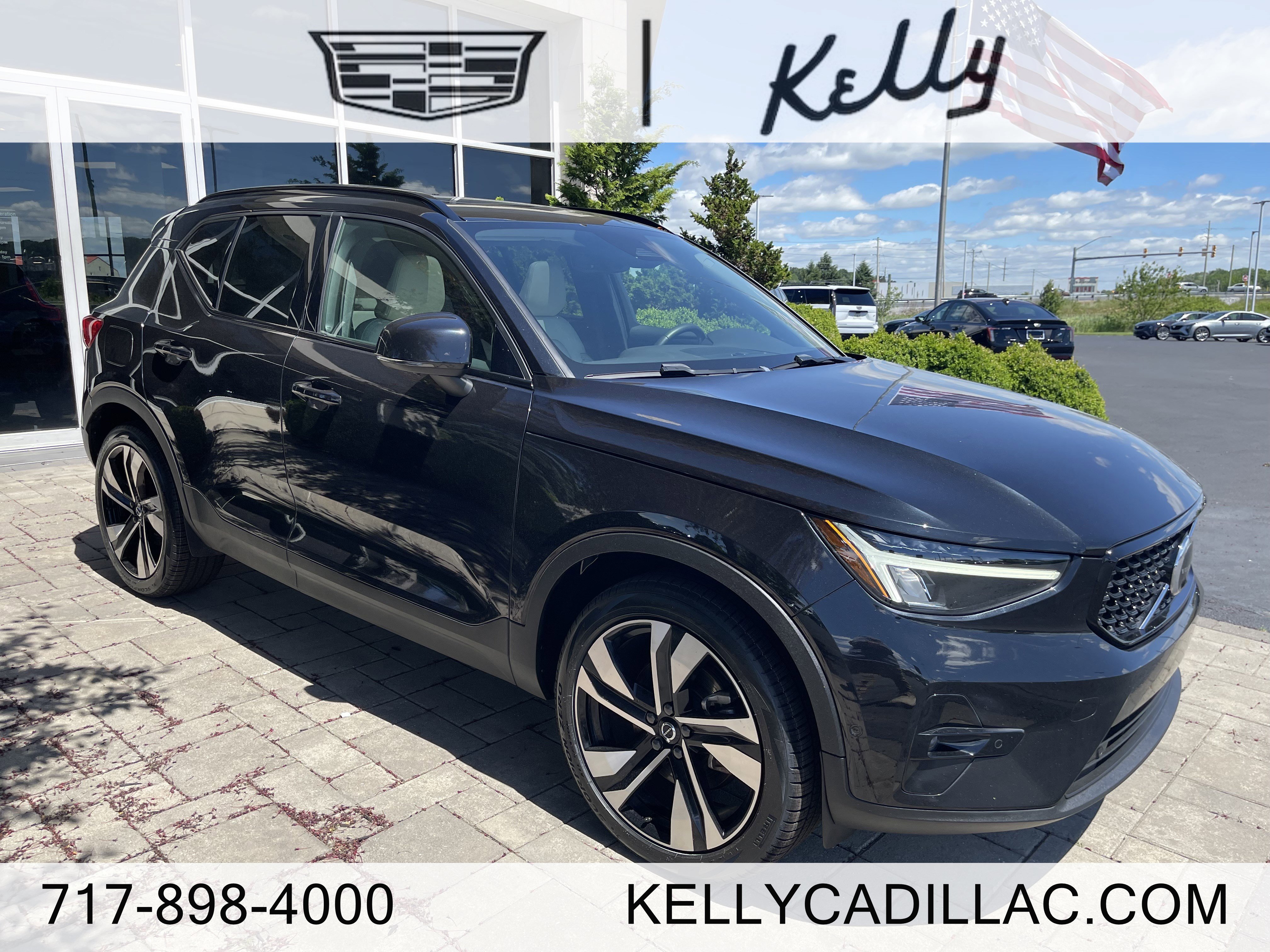 2024 Volvo XC40 B5 Plus Dark AWD's photo