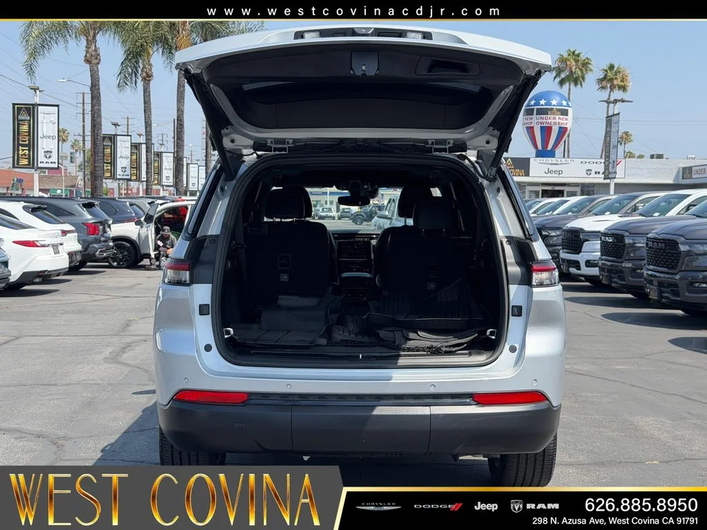 Used 2023 Silver Jeep Altitude image 10