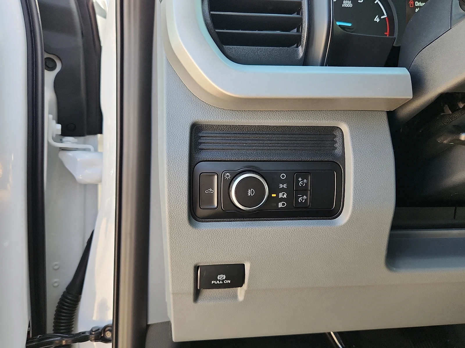New 2027 Oxford White Ford XLT image 17