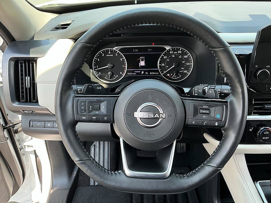 Certified Used 2025 Everest White Pearl Tricoat Nissan SL image 14