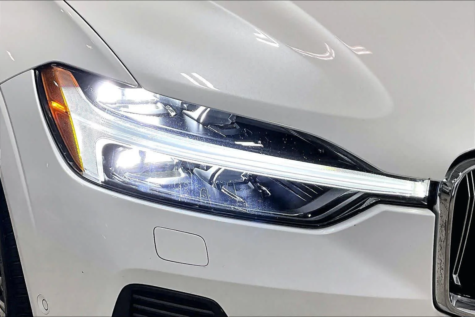 Used 2023 Crystal White Metallic Volvo Ultimate Bright Theme image 27