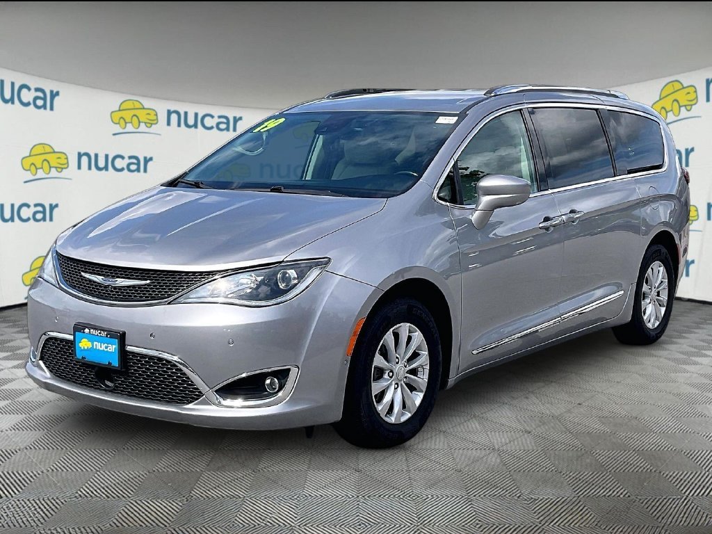 Used 2019 Billet Silver Metallic Clearcoat Chrysler Touring L image 3