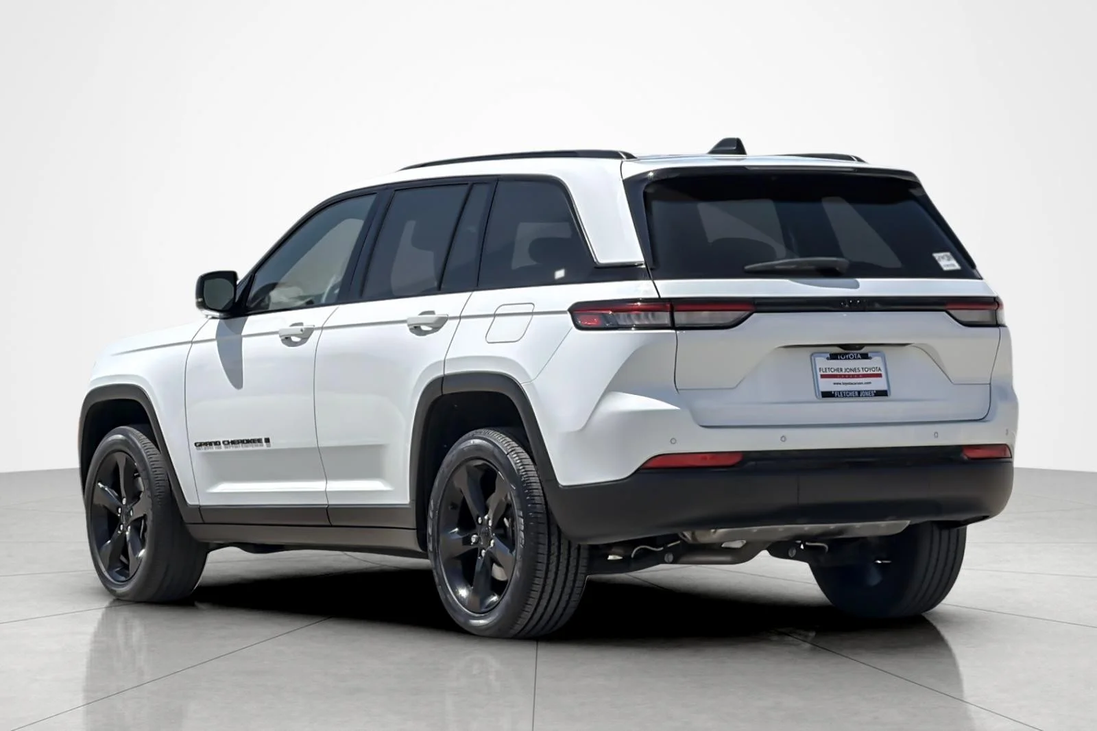 Used 2023 BRIGHT WHITE Jeep Altitude image 3