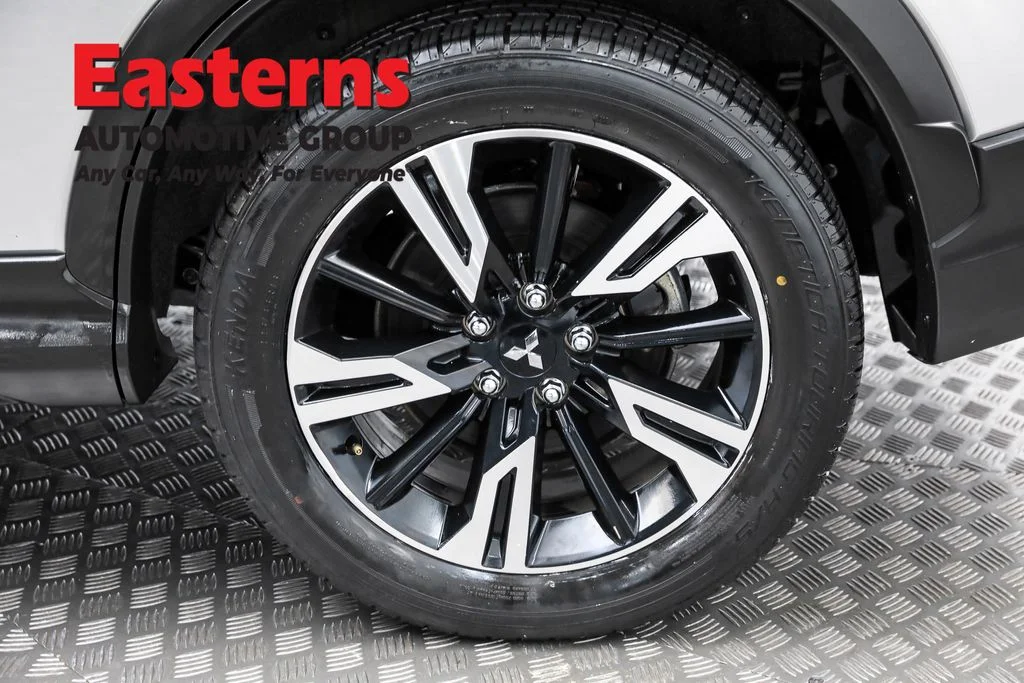 Used 2024 Silver Mitsubishi SE image 31