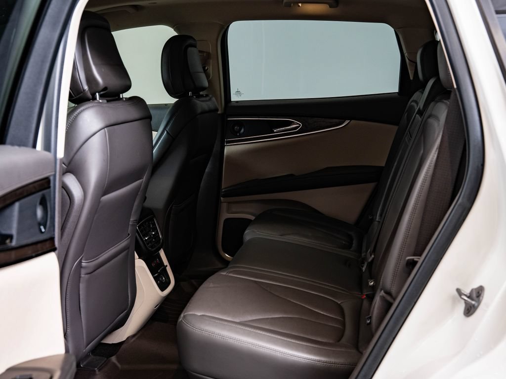 Used 2020 Pristine White Lincoln Reserve image 44