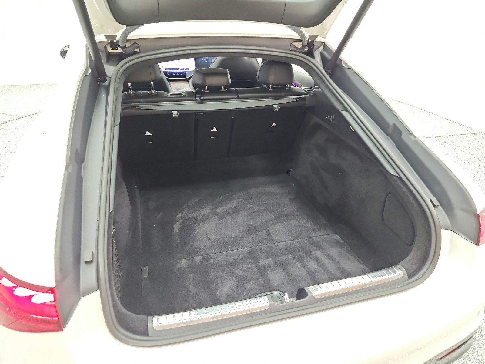 Used 2022 MANUFAKTUR Diamond White Mercedes-Benz EQS 580 4MATIC® Sedan image 21