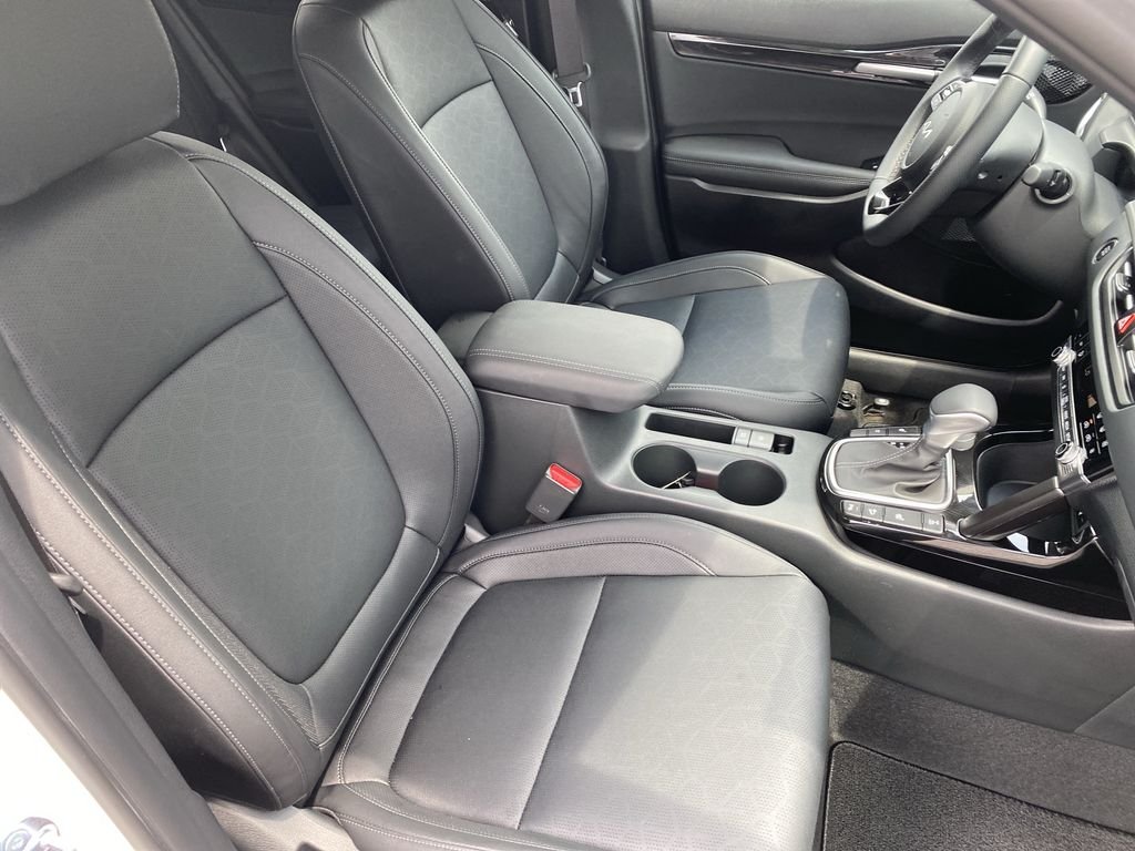 Used 2026 Clear White/Black Roof Kia SX image 35